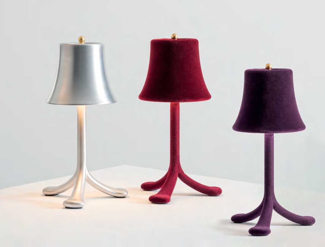 Artemide Trois Rois — hliník, červený a fialový samet v původní prezentaci výrobce.
